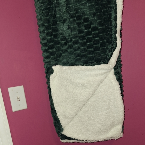 Other - Green decorative Sherpa